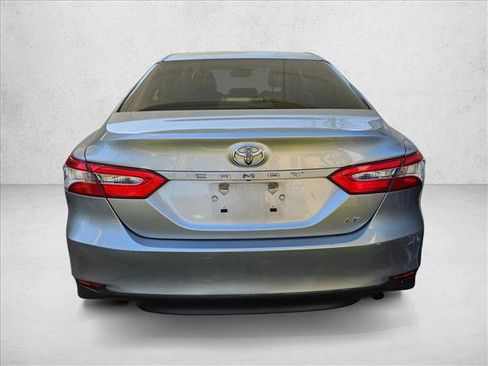 Used 2018 Toyota Camry LE image 6