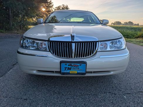 Used 2000 Lincoln Town Car Cartier RWD image 8