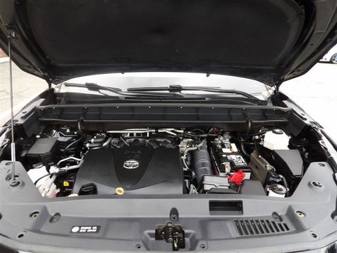 Used 2021 Toyota Highlander XLE image 3