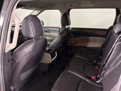 Used 2025 Kia Carnival FWD image 38