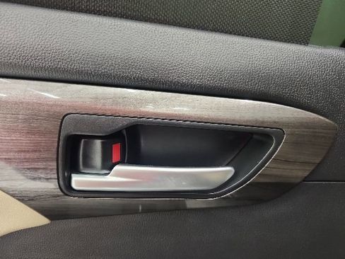 Used 2025 Toyota Highlander Limited AWD/4WD image 35