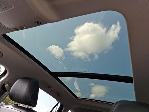 Used 2022 Volkswagen Tiguan SE image 14