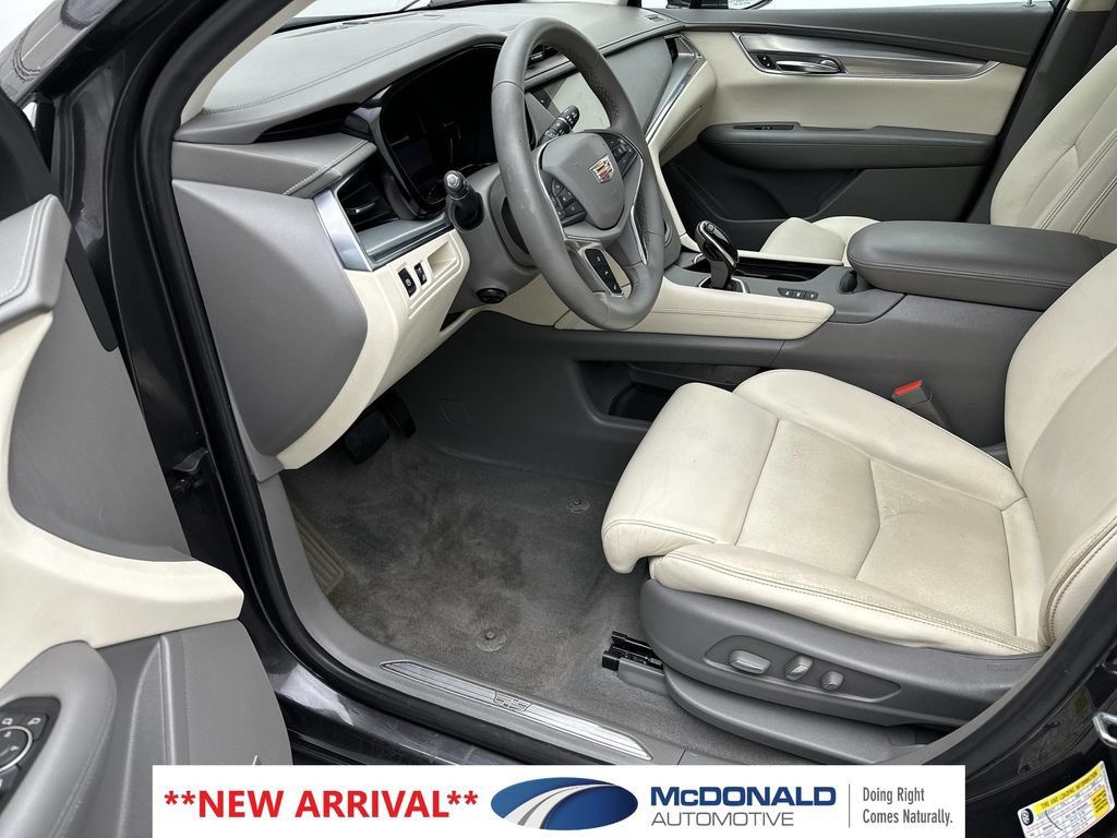 Used 2017 Cadillac XT5 Luxury w/ Driver Awareness Package AWD/4WD image 11