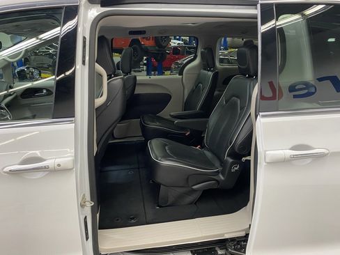 Used 2023 Chrysler Pacifica Limited image 15