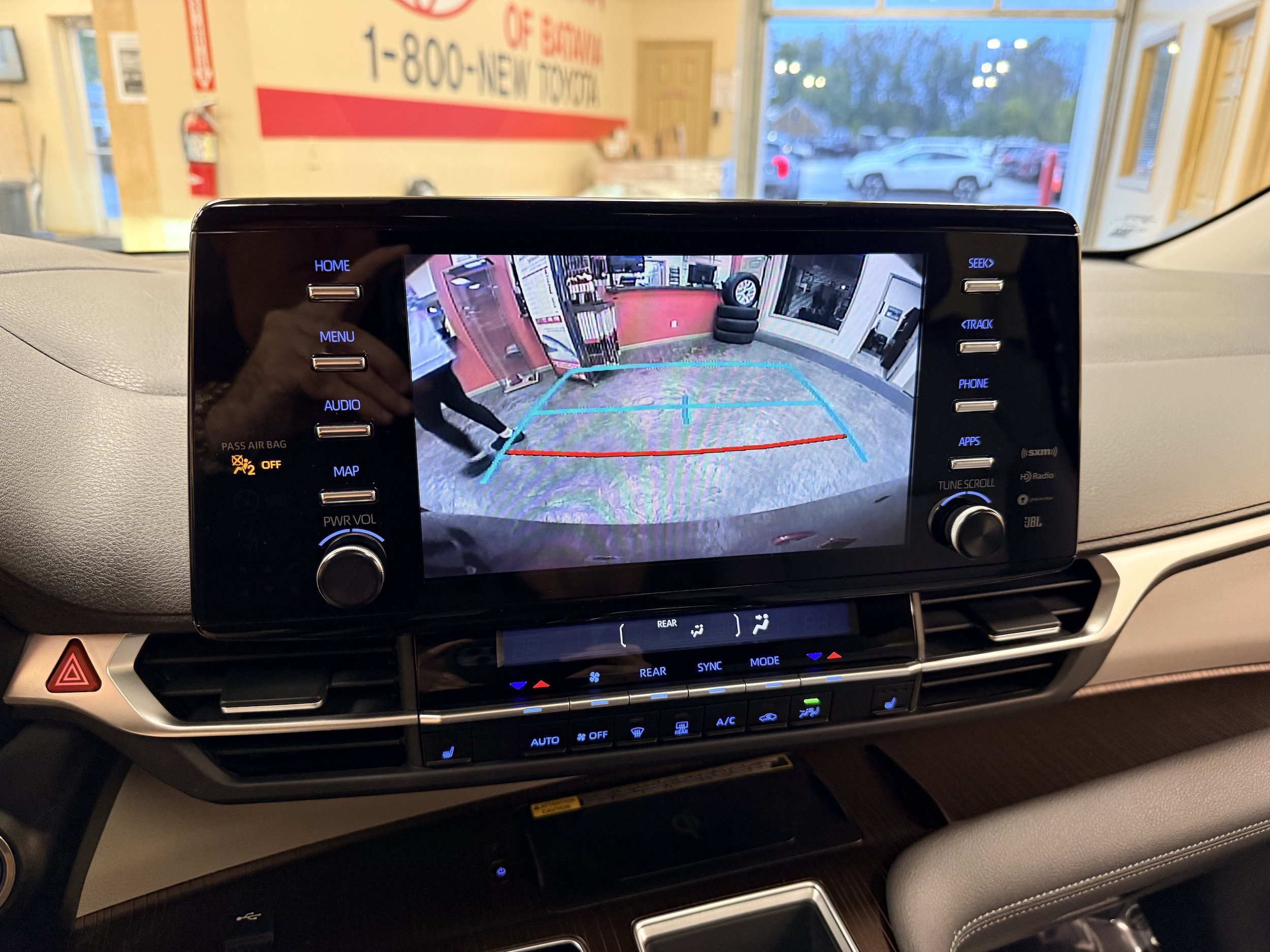 Used 2021 Toyota Sienna XLE w/ XLE Plus Package FWD image 33