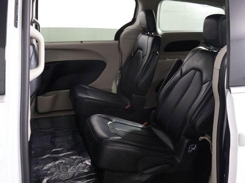 Used 2024 Chrysler Pacifica Touring-L image 27