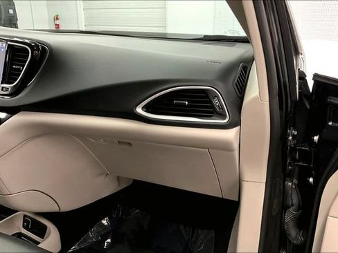 Used 2023 Chrysler Pacifica Touring-L FWD image 19