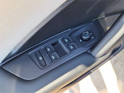 New 2025 Volkswagen Tiguan SE image 11