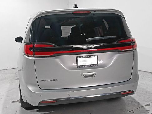 Used 2024 Chrysler Pacifica Touring-L FWD image 5