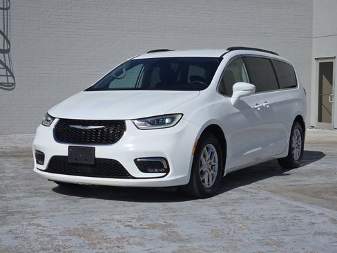 Used 2022 Chrysler Pacifica Touring-L image 4