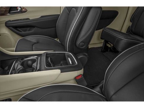 Certified 2024 Chrysler Pacifica Limited w/ S Appearance Package image 14