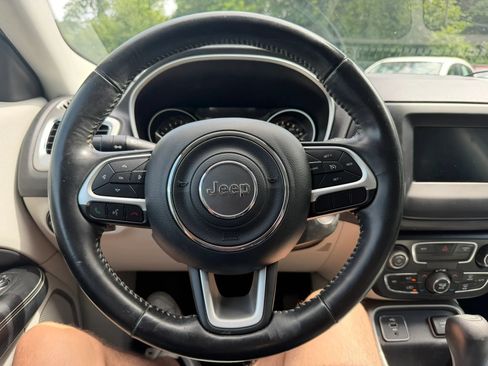 Used 2018 Jeep Compass Latitude w/ Popular Equipment Group FWD image 17