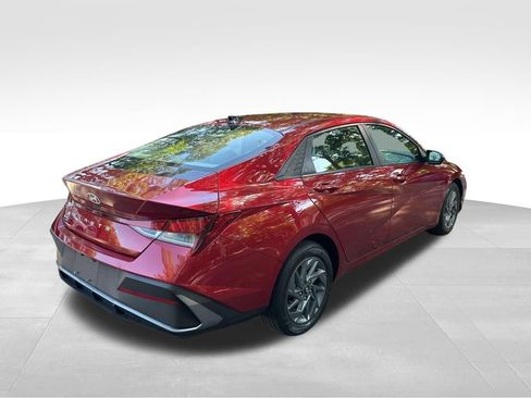 Used 2024 Hyundai Elantra SEL FWD image 5