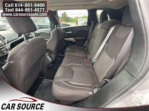 Used 2017 Jeep Cherokee Latitude w/ Comfort/Convenience Group AWD/4WD image 13