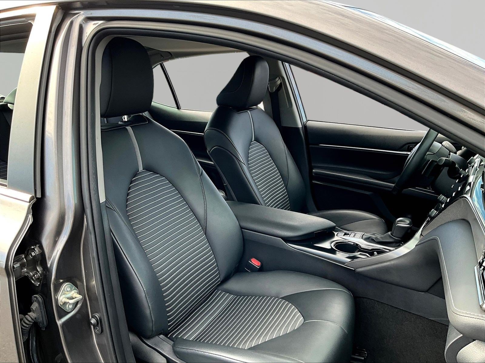 Used 2020 Toyota Camry SE w/ Sunroof Package FWD image 28