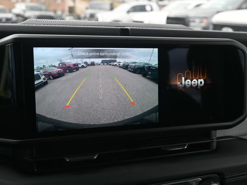 Used 2025 Jeep Wrangler Sahara image 14