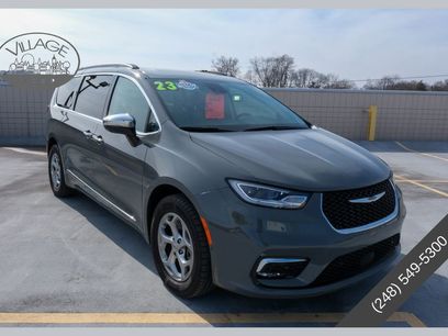 Used 2023 Chrysler Pacifica Limited w/ Uconnect Theater Family Group