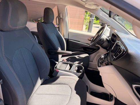 Used 2018 Chrysler Pacifica Touring Plus w/ Tire & Wheel Group FWD image 19