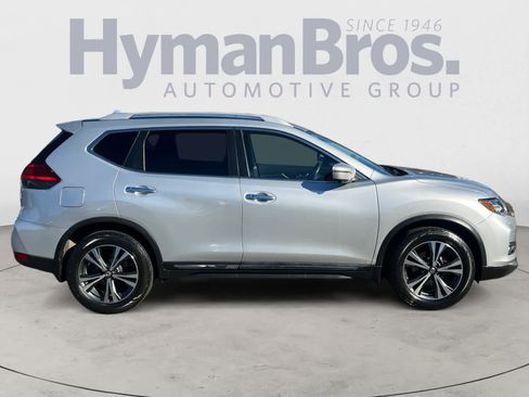 Used 2017 Nissan Rogue SL w/ SL Premium Package image 2