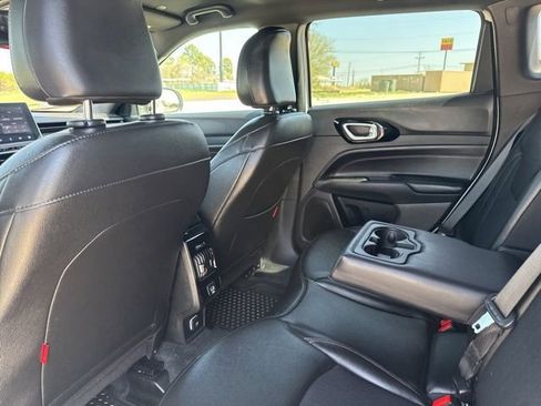Used 2025 Jeep Compass Trailhawk image 19