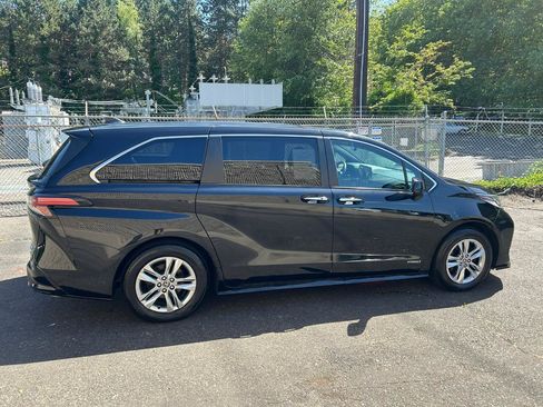 Used 2021 Toyota Sienna XSE AWD/4WD image 4