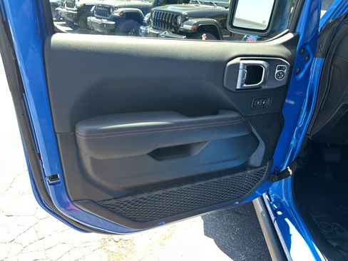 Used 2025 Jeep Wrangler Unlimited Rubicon AWD/4WD image 12