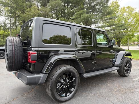 Used 2023 Jeep Wrangler Unlimited Sahara w/ Cold Weather Group AWD/4WD image 7