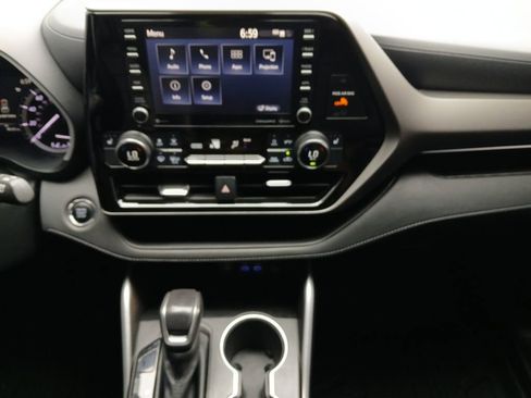 Used 2022 Toyota Highlander XLE FWD image 8