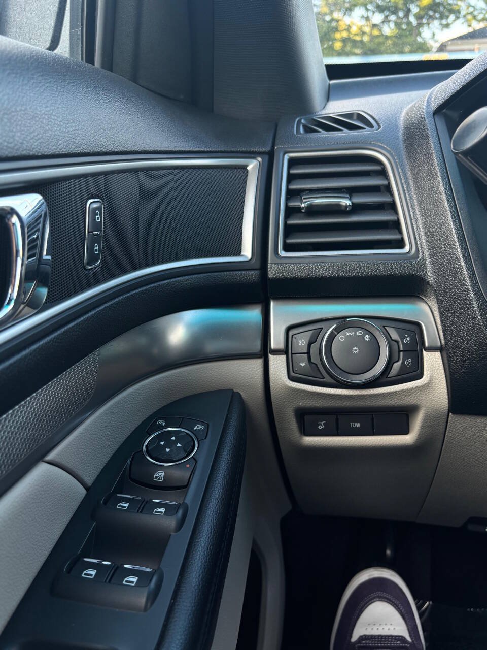 Used 2018 Ford Explorer XLT w/ Equipment Group 202A AWD/4WD image 26