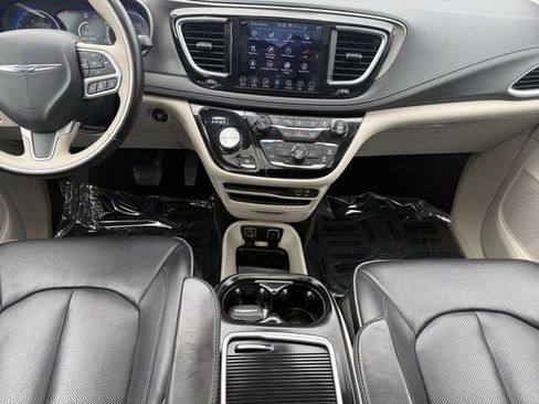 Used 2018 Chrysler Pacifica Limited w/ Tire & Wheel Group FWD image 3