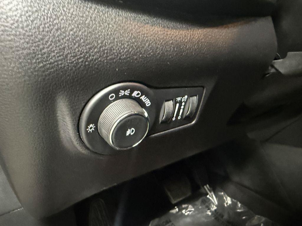 Used 2022 Jeep Compass Latitude FWD image 11