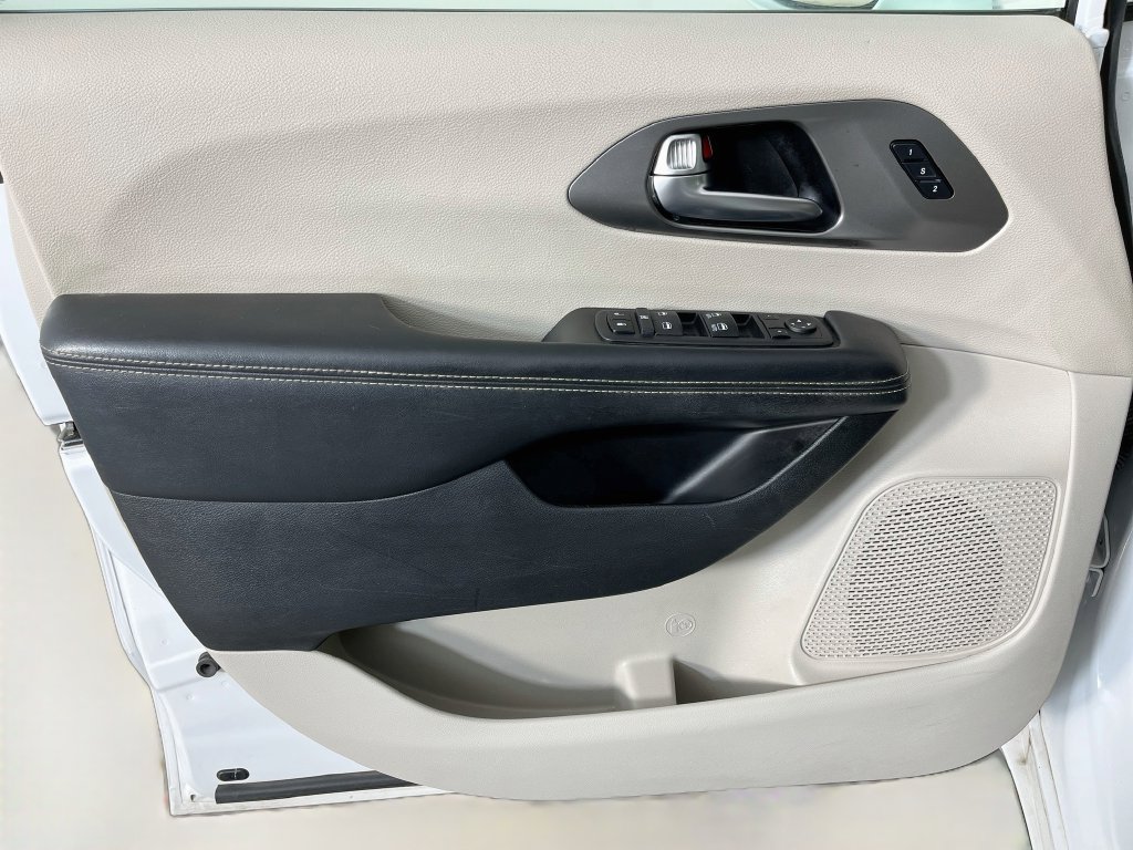Used 2021 Chrysler Pacifica Touring-L FWD image 23