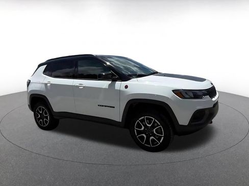 Used 2025 Jeep Compass Trailhawk AWD/4WD image 2