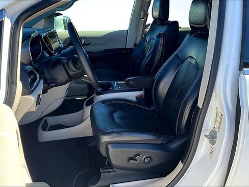 Used 2022 Chrysler Pacifica Touring-L image 25