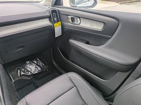 New 2025 Volvo XC40 B5 Core w/ Protection Package Premier image 19