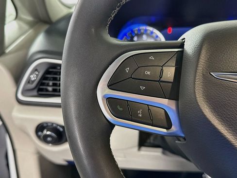 Used 2023 Chrysler Pacifica Touring-L FWD image 20