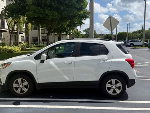 Used 2022 Chevrolet Trax LT w/ LT Convenience Package FWD image 3