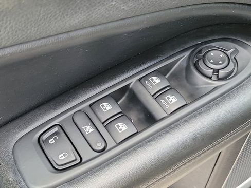 Used 2019 Jeep Compass Latitude FWD image 18