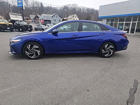 Used 2024 Hyundai Elantra Limited image 2