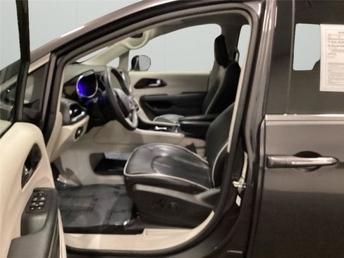 Used 2023 Chrysler Pacifica Limited FWD image 10