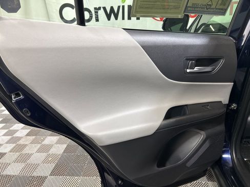 Used 2022 Toyota Venza LE image 16