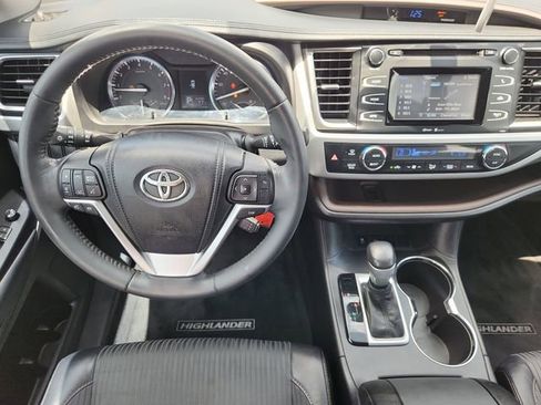 Used 2014 Toyota Highlander Plus FWD image 11