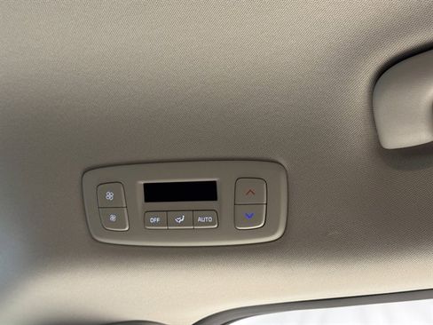 Used 2025 Kia Carnival image 16