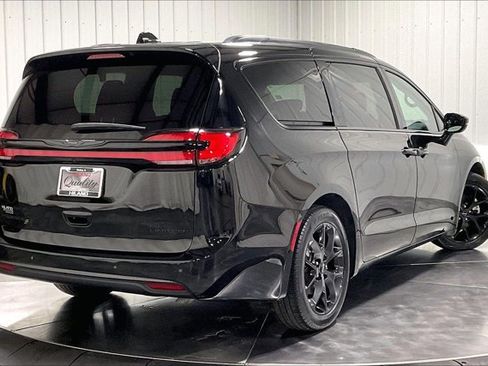 Used 2025 Chrysler Pacifica Limited FWD image 13