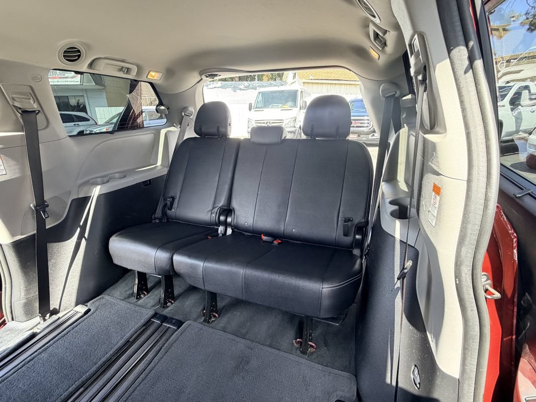 Used 2017 Toyota Sienna SE w/ SE Preferred Package FWD image 19