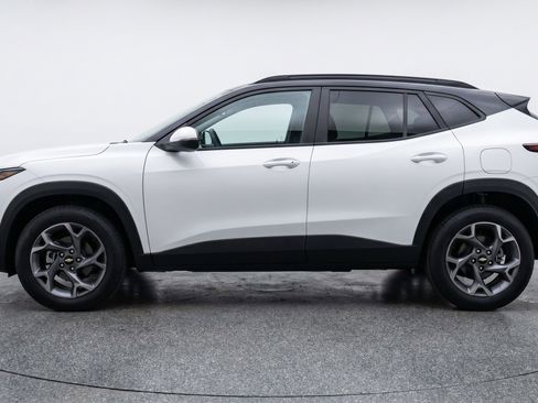 Used 2025 Chevrolet Trax LT FWD image 5