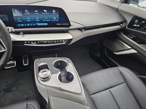 New 2026 Cadillac Optiq Luxury 2 image 22