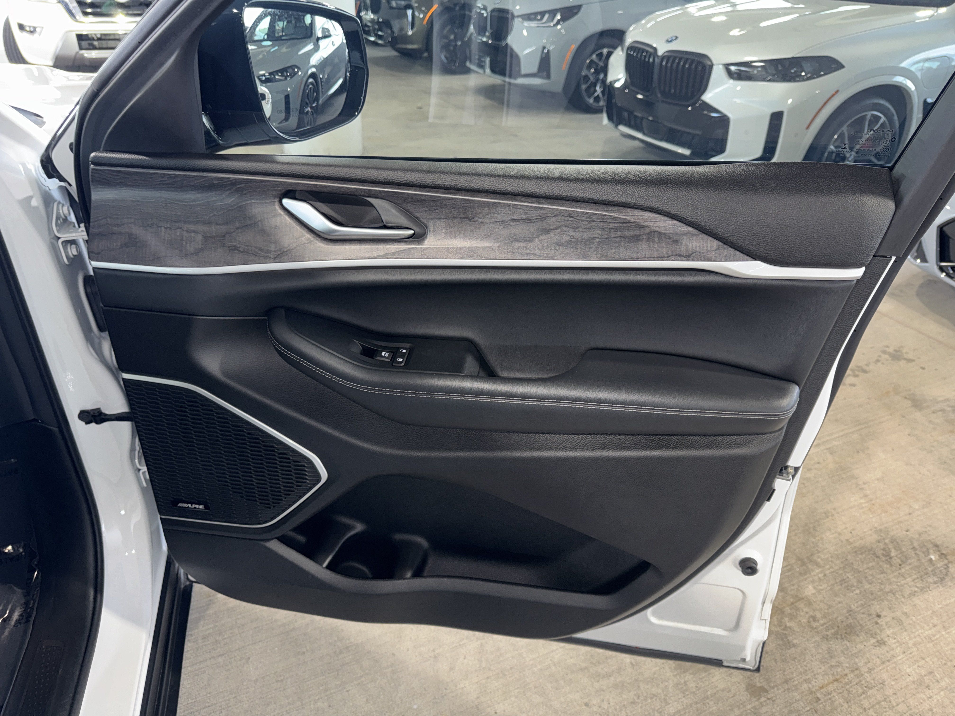 Used 2022 Jeep Grand Cherokee L Limited RWD image 9