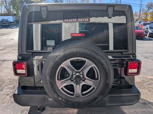 Used 2018 Jeep Wrangler Unlimited Sport S AWD/4WD image 11