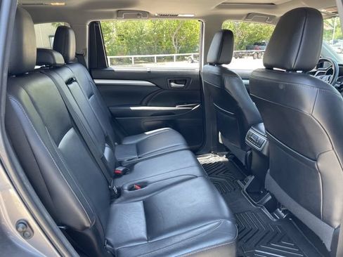Used 2018 Toyota Highlander XLE FWD image 28